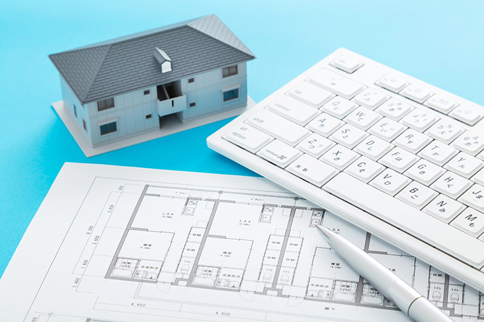 家の模型と間取り図とキーボード